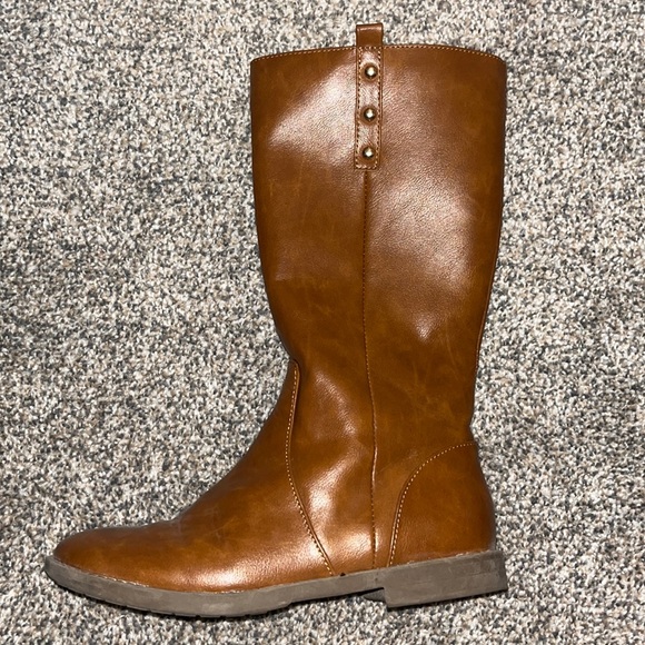 Dark beige girls boots - size 4, used in great condition. - Picture 1 of 3